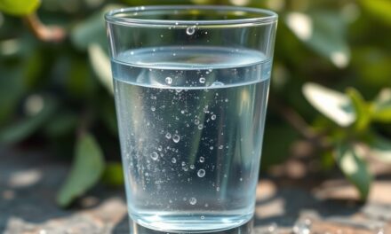 Woda a wygląd skóry: ile pić, by poprawić nawilżenie i opóźnić starzenie się cery